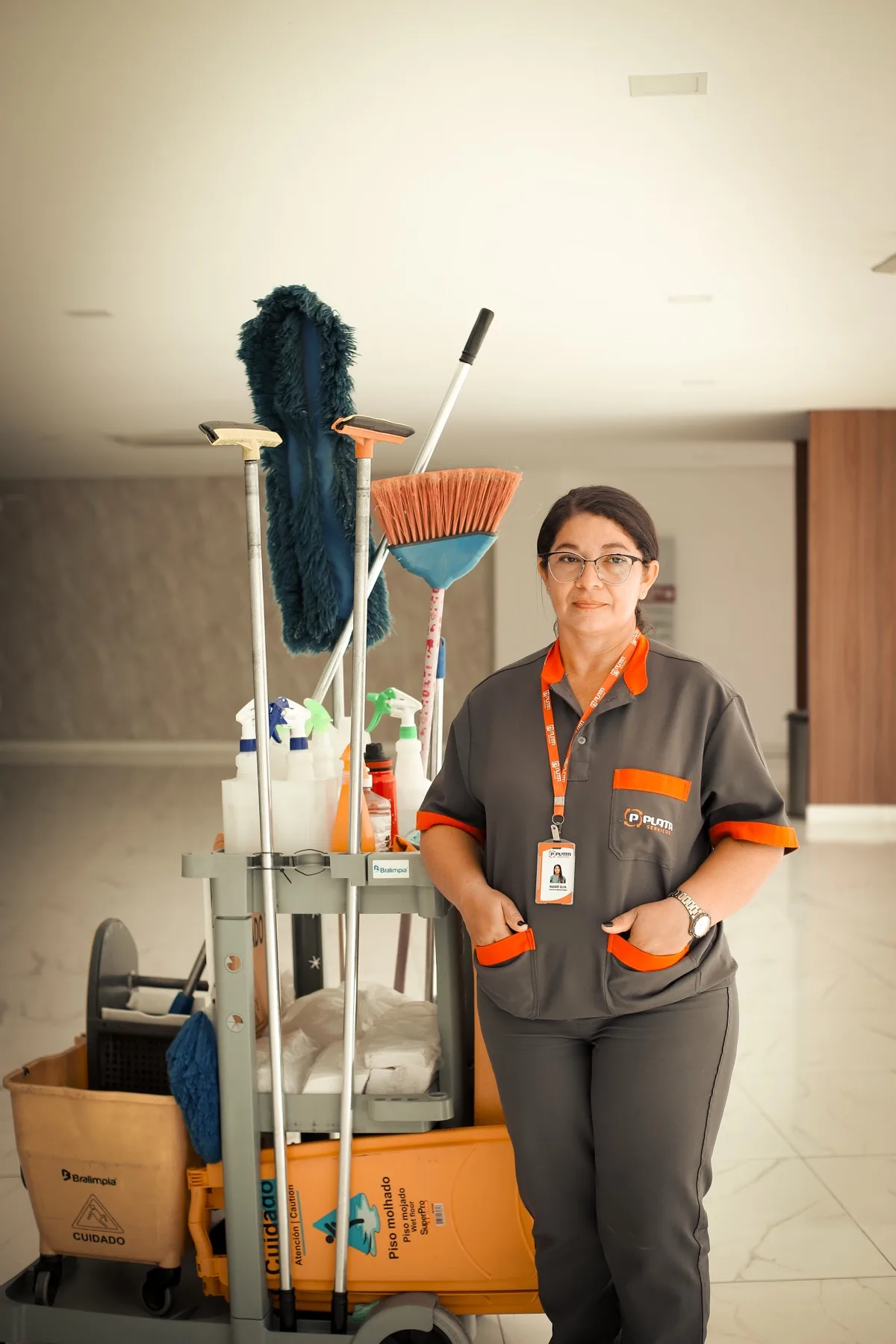 Profissional de facilities da Plata durante o atendimento em um cliente