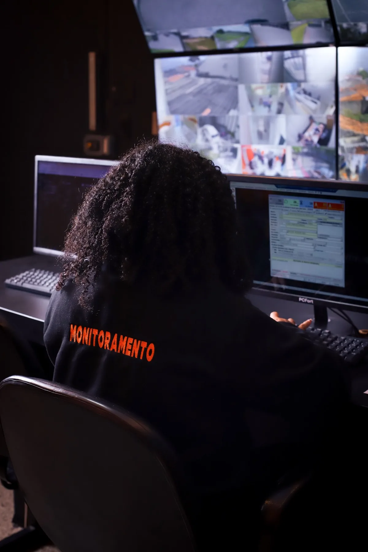 Profissional da Plata acompanhando as câmeras na central de monitoramento
