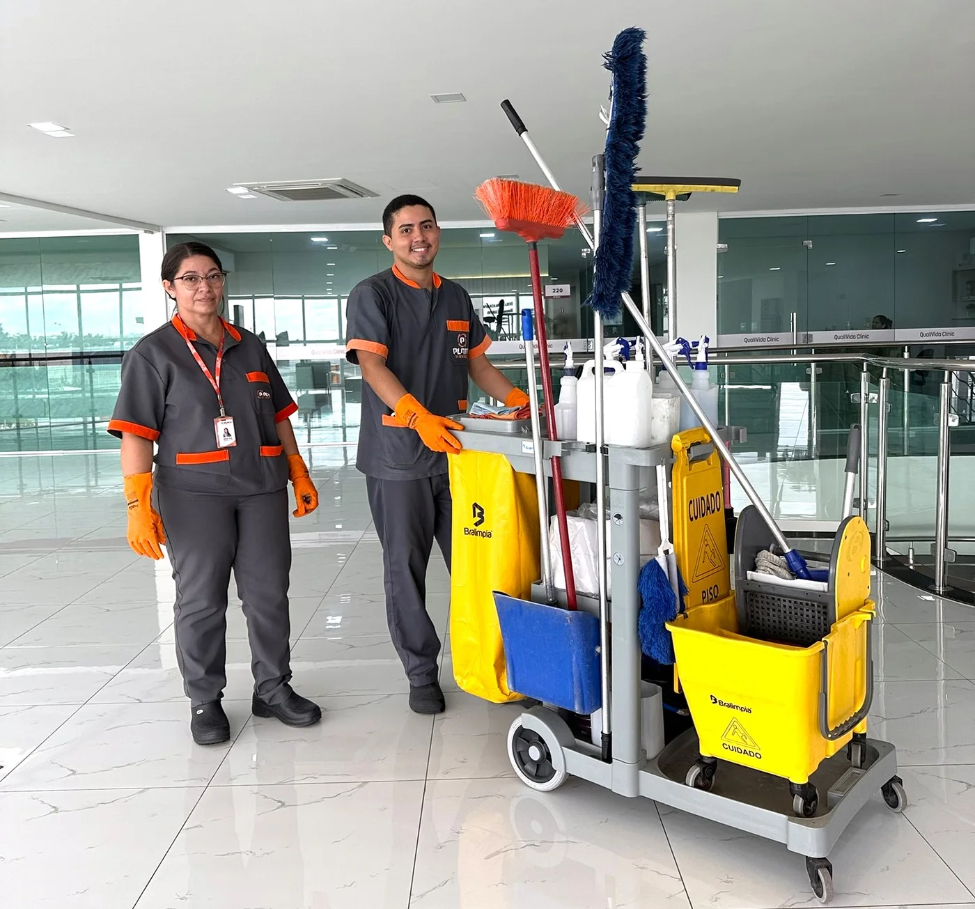 Equipe de facilities da Plata com equipamentos de limpeza profissional